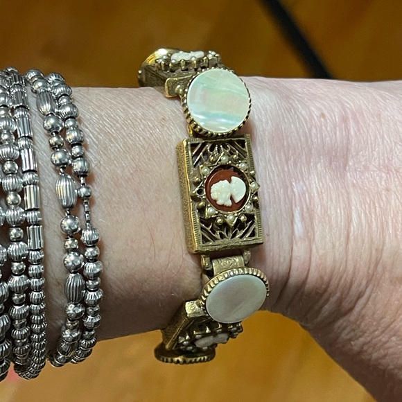 Vintage Gold tone cameo and mother of pearl panel bracelet - Picture 7 of 9